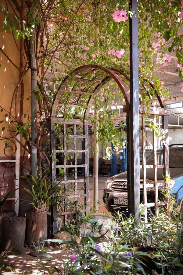 Y.O Inn Kon Tum Exterior photo